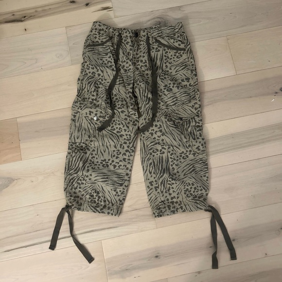 London Jean Cotton Cargo Style Capris 2 - Picture 1 of 16